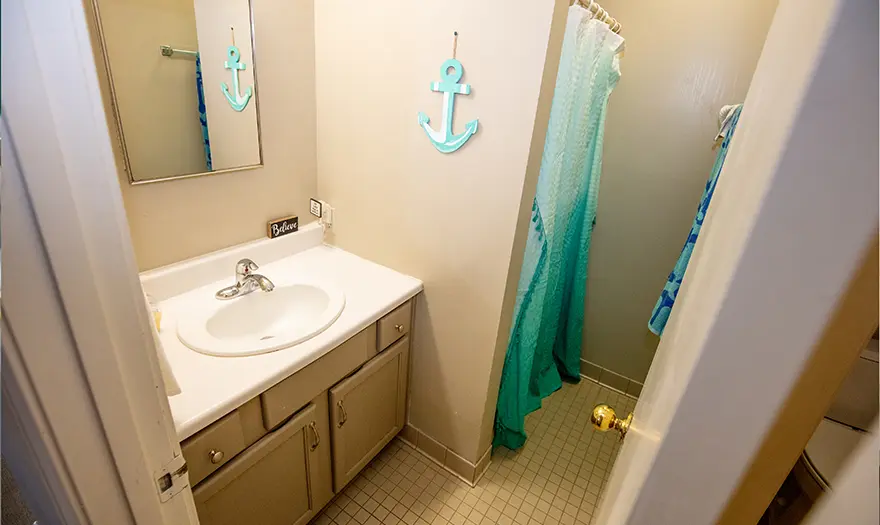 Decorated bathroom in Highlands Apartments