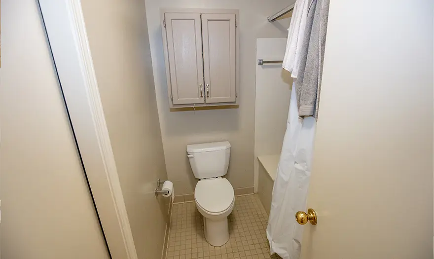 Highlands Apartments bathroom