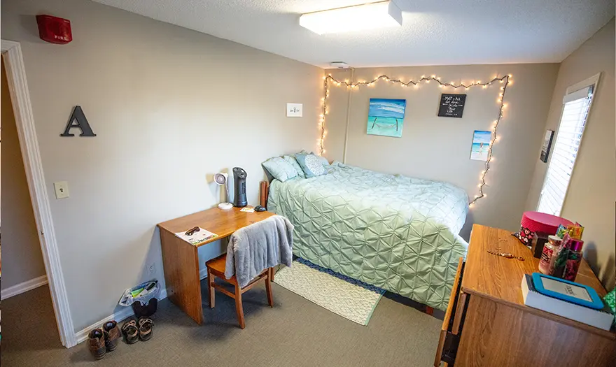 Single decorated bedroom in Highlands Apartments