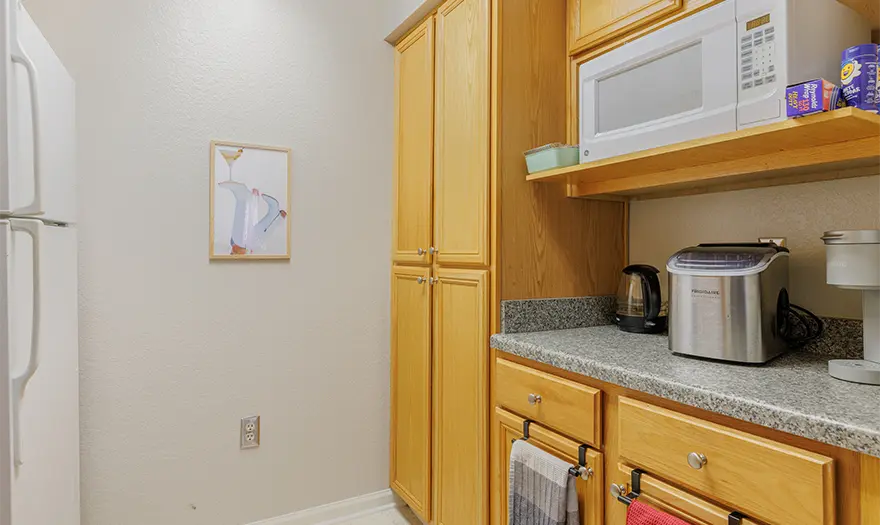 UA Lakeside suite kitchen